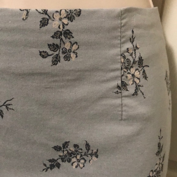 Gave away in bundle 🌺 Gray skirt w/ floral design - Picture 4 of 5